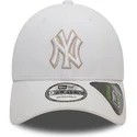 biala-regulowana-czapka-z-zakrzywionym-daszkiem-9forty-repreve-outline-new-york-yankees-mlb-new-era