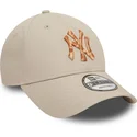 bezowa-regulowana-czapka-z-zakrzywionym-daszkiem-9forty-animal-infill-new-york-yankees-mlb-od-new-era