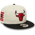 czapka-z-plaskim-daszkiem-bezowo-czarna-snapback-9fifty-logo-chicago-bulls-nba-new-era