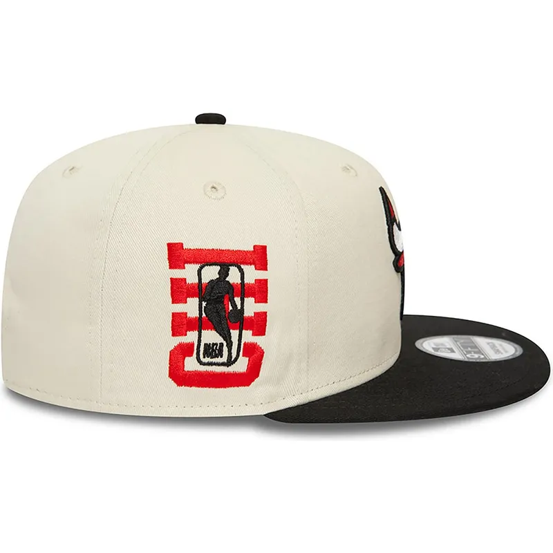 czapka-z-plaskim-daszkiem-bezowo-czarna-snapback-9fifty-logo-chicago-bulls-nba-new-era