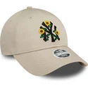 bezowa-regulowana-czapka-z-zakrzywionym-daszkiem-dla-kobiet-9forty-floral-new-york-yankees-mlb-od-new-era