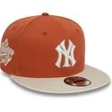plaska-czapka-brazowo-bezowa-snapback-9fifty-patch-new-york-yankees-mlb-new-era