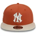 plaska-czapka-brazowo-bezowa-snapback-9fifty-patch-new-york-yankees-mlb-new-era