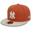 czapka-z-daszkiem-plaska-brazowo-bezowa-snapback-9fifty-patch-new-york-yankees-mlb-od-new-era