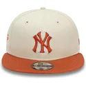 bezowo-brazowa-czapka-z-daszkiem-snapback-9fifty-patch-new-york-yankees-mlb-od-new-era