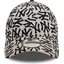 regulowana-czapka-z-zakrzywionym-daszkiem-bezowo-czarna-9forty-monogram-new-york-yankees-mlb-new-era