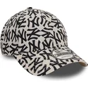 regulowana-czapka-z-zakrzywionym-daszkiem-bezowo-czarna-9forty-monogram-new-york-yankees-mlb-new-era