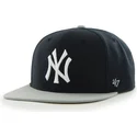 czarna-czapka-z-plaskim-daszkiem-i-szarym-daszkiem-snapback-new-york-yankees-mlb-sure-shot-marki-47-brand