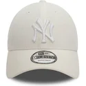 biala-czapka-z-zakrzywionym-daszkiem-regulowana-z-bialym-logo-9forty-linen-new-york-yankees-mlb-od-new-era