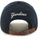 granatowa-czapka-z-zakrzywionym-daszkiem-z-malym-logo-new-york-yankees-mlb-clean-up-od-47-brand
