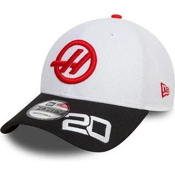 Biała i czarna czapka z zakrzywionym daszkiem snapback Kevin Magnussen 9FORTY zespołu Haas F1 Team Formuła 1 od New Era