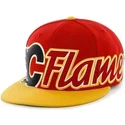 czarna-czapka-snapback-z-plaskim-daszkiem-z-logo-liter-calgary-flames-nhl-od-47-brand