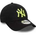 czarna-regulowana-czapka-z-zakrzywionym-daszkiem-z-zielonym-logo-9forty-league-essential-new-york-yankees-mlb-od-new-era