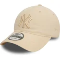 bezowa-regulowana-czapka-z-zakrzywionym-daszkiem-z-bezowym-logo-9twenty-league-essential-new-york-yankees-mlb-new-era