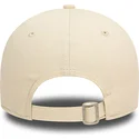 bezowa-regulowana-czapka-z-zakrzywionym-daszkiem-z-czerwonym-logo-9forty-essential-od-new-era