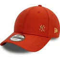 czerwona-regulowana-czapka-z-zakrzywionym-daszkiem-ze-zlotym-logo-9forty-flawless-new-york-yankees-mlb-new-era