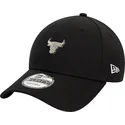 kepure-islenkta-juoda-reguliuojamas-9forty-metallic-pin-chicago-bulls-nba-new-era