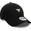 kepure-islenkta-juoda-reguliuojamas-9forty-metallic-pin-chicago-bulls-nba-new-era