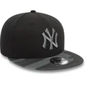 czarna-plaska-czapka-snapback-z-szarym-logo-dla-dzieci-9fifty-contrast-new-york-yankees-mlb-od-new-era