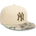 bezowa-czapka-z-daszkiem-snapback-z-zielonym-logo-dla-dzieci-9fifty-contrast-new-york-yankees-mlb-od-new-era