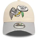 bezowo-szara-zakrzywiona-czapka-regulowana-9twenty-washed-z-krolikiem-bugsem-looney-tunes-od-new-era