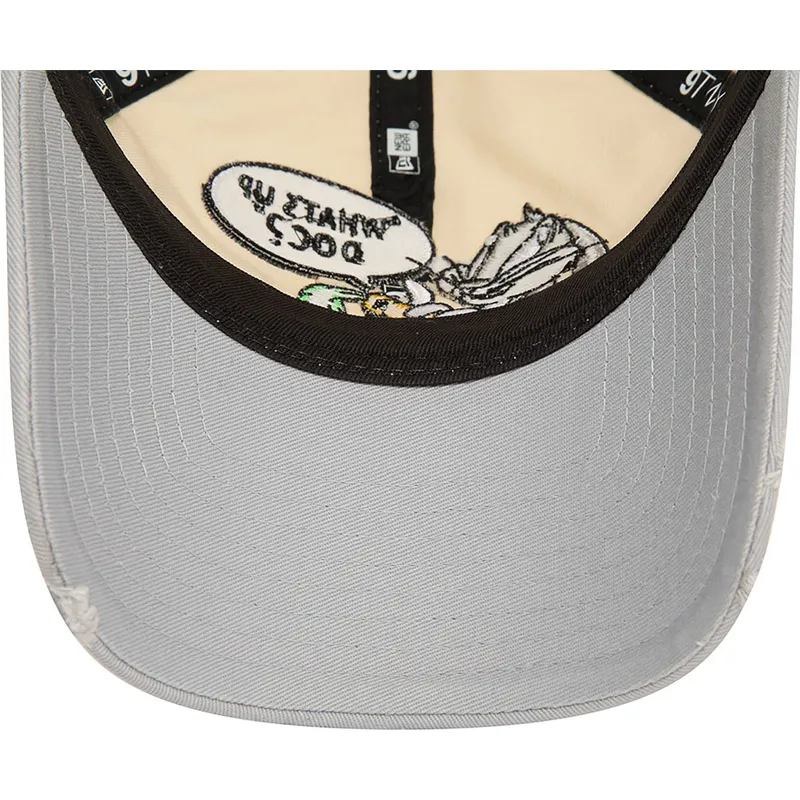 bezowo-szara-regulowana-czapka-z-zakrzywionym-daszkiem-9twenty-washed-z-krolikiem-bugsem-looney-tunes-od-new-era