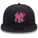 granatowa-czapka-z-daszkiem-snapback-z-rozowym-logo-9fifty-seasonal-flower-new-york-yankees-mlb-od-new-era