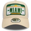bezowo-biala-czapka-trucker-a-frame-license-plate-z-miami-ciudades-y-playas-od-new-era