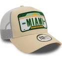 bezowo-biala-czapka-trucker-a-frame-license-plate-z-miami-ciudades-y-playas-od-new-era