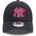 regulowana-granatowa-czapka-z-zakrzywionym-daszkiem-z-rozowym-logo-9forty-flower-icon-new-york-yankees-mlb-od-new-era