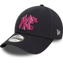regulowana-granatowa-czapka-z-zakrzywionym-daszkiem-z-rozowym-logo-9forty-flower-icon-new-york-yankees-mlb-od-new-era