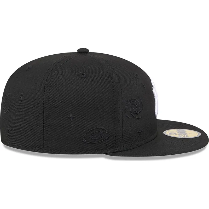 kepure-plokscia-juoda-priglundanti-59fifty-global-new-york-yankees-mlb-new-era