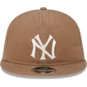 brazowa-regulowana-czapka-z-plaskim-daszkiem-9fifty-waxed-canvas-new-york-yankees-mlb-new-era