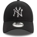 czarna-regulowana-czapka-z-zakrzywionym-daszkiem-9forty-seasonal-infill-new-york-yankees-mlb-od-new-era