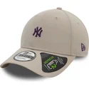 bezowa-regulowana-czapka-z-zakrzywionym-daszkiem-z-fioletowym-logo-9forty-repreve-mini-logo-new-york-yankees-mlb-new-era