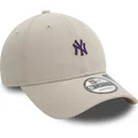 bezowa-regulowana-czapka-z-zakrzywionym-daszkiem-z-fioletowym-logo-9forty-repreve-mini-logo-new-york-yankees-mlb-new-era