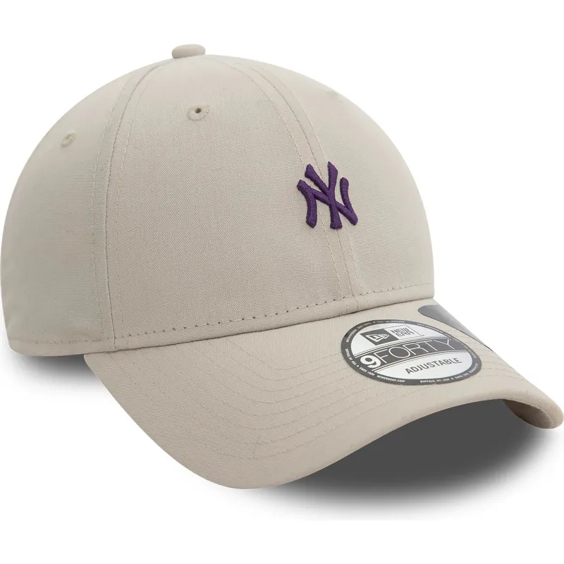 bezowa-regulowana-czapka-z-zakrzywionym-daszkiem-z-fioletowym-logo-9forty-repreve-mini-logo-new-york-yankees-mlb-new-era