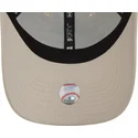 bezowa-regulowana-czapka-z-zakrzywionym-daszkiem-z-fioletowym-logo-9forty-repreve-mini-logo-new-york-yankees-mlb-new-era