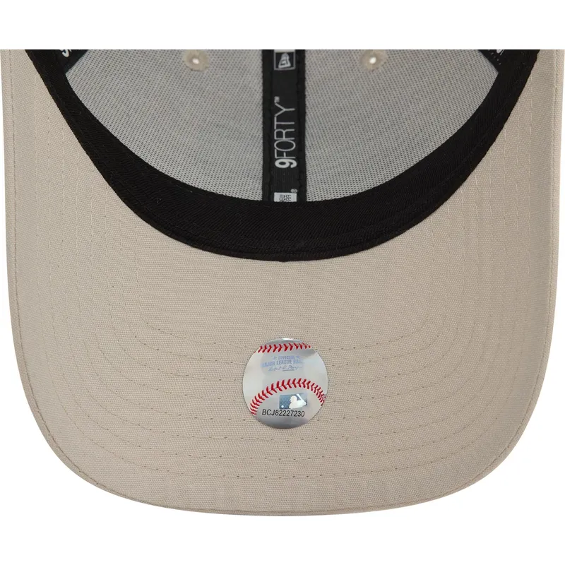 bezowa-regulowana-czapka-z-zakrzywionym-daszkiem-z-fioletowym-logo-9forty-repreve-mini-logo-new-york-yankees-mlb-new-era