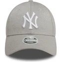 damska-szara-regulowana-czapka-z-daszkiem-9forty-glitter-new-york-yankees-mlb-od-new-era
