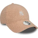 rozowa-zakrzywiona-czapka-regulowana-dla-kobiet-9forty-borg-new-york-yankees-mlb-od-new-era
