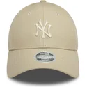 bezowa-regulowana-czapka-z-zakrzywionym-daszkiem-dla-kobiet-z-bezowym-logo-9forty-midi-pu-new-york-yankees-mlb-od-new-era