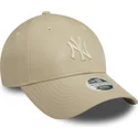 bezowa-regulowana-czapka-z-zakrzywionym-daszkiem-dla-kobiet-z-bezowym-logo-9forty-midi-pu-new-york-yankees-mlb-od-new-era