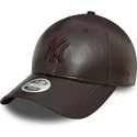 brazowa-zakrzywiona-czapka-regulowana-dla-kobiet-z-brazowym-logo-9forty-midi-pu-new-york-yankees-mlb-od-new-era