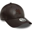 brazowa-zakrzywiona-czapka-regulowana-dla-kobiet-z-brazowym-logo-9forty-midi-pu-new-york-yankees-mlb-od-new-era
