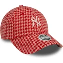 rozowa-regulowana-czapka-z-zakrzywionym-daszkiem-dla-kobiet-9forty-houndstooth-new-york-yankees-mlb-new-era