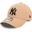 bezowa-czapka-z-zakrzywionym-daszkiem-dopasowana-z-czarnym-logo-39thirty-league-essential-new-york-yankees-mlb-od-new-era