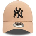 bezowa-czapka-z-zakrzywionym-daszkiem-dopasowana-z-czarnym-logo-39thirty-league-essential-new-york-yankees-mlb-od-new-era