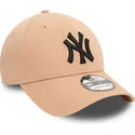bezowa-czapka-z-zakrzywionym-daszkiem-dopasowana-z-czarnym-logo-39thirty-league-essential-new-york-yankees-mlb-od-new-era