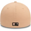 bezowa-czapka-z-zakrzywionym-daszkiem-dopasowana-z-czarnym-logo-39thirty-league-essential-new-york-yankees-mlb-od-new-era